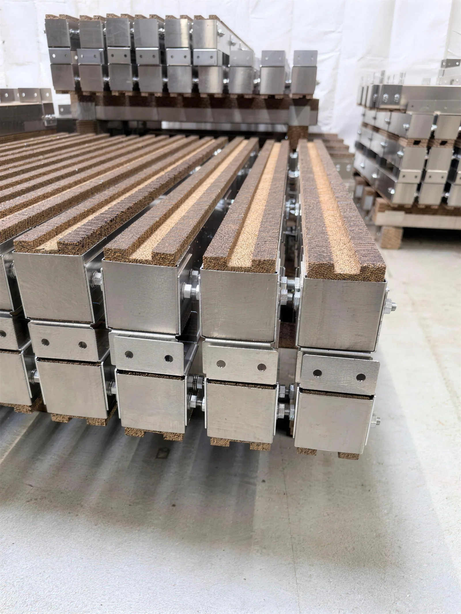 Palettenträger aus Hardcork mit Aluminium-Armierung, gestapelt in der Produktion