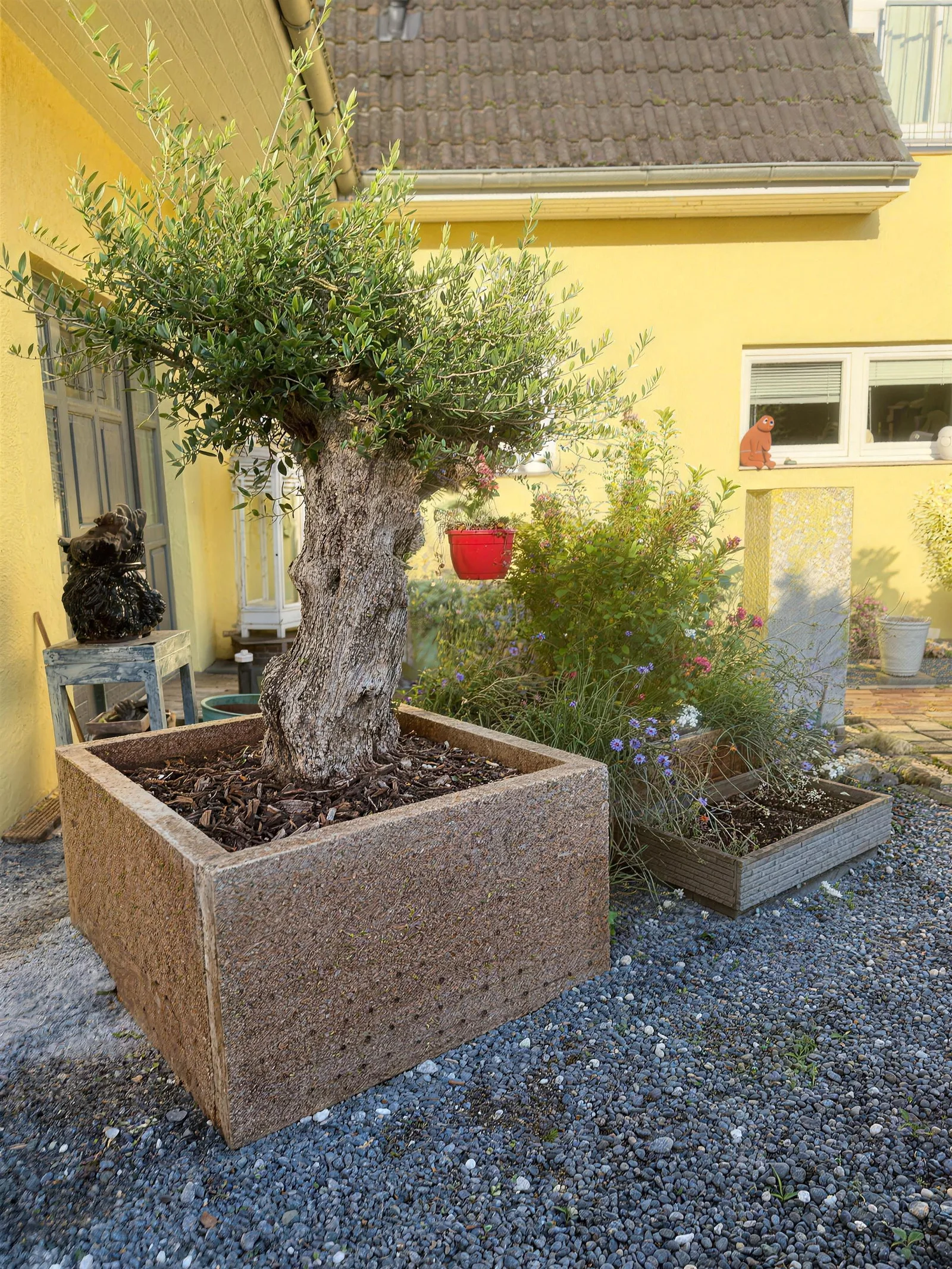 Selbst gebauter Blumenkübel aus Hardcork mit Olivenbaum – Belüftungsbohrungen direkt im Material