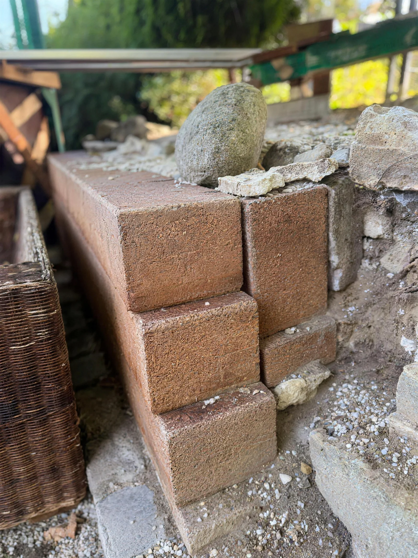 Massive Hardcork-Balken als Beeteinfassung im Garten