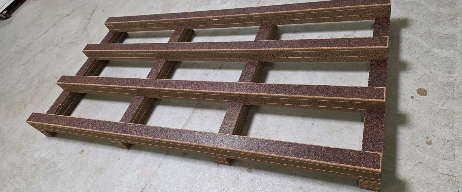 INYAN Cork-Alu Palette aus HARDCORK-Balken in der Produktionshalle